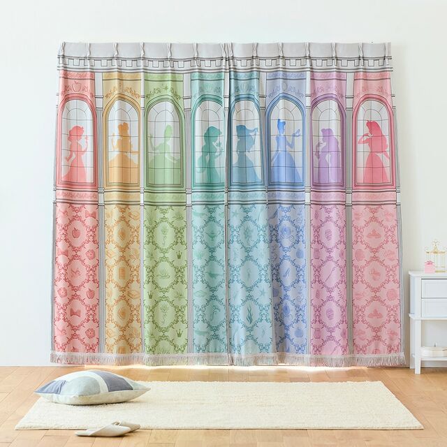 お城の窓辺のような遮光・遮熱カーテン「ディズニープリンセス」｜￥ 13,900～ 19,900 （税込）