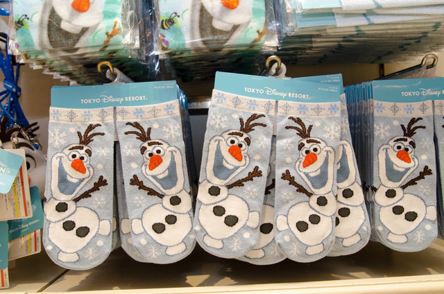 東京ディズニーランド(TDL)「アナとエルサのフローズンファンタジー」期間中に購入できる、映画『アナと雪の女王』関連グッズ ©Disney