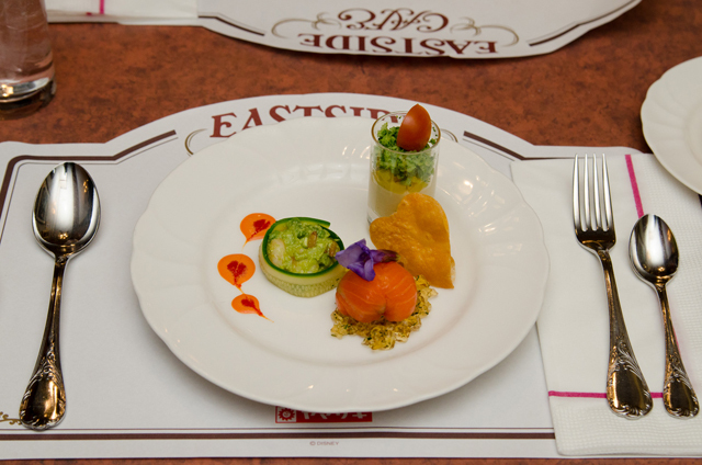 「イーストサイド・カフェ」オードヴルの盛り合わせ(海老とミニアスパラガスとアボカドのサラダ、ポテトサラダのサーモントラウト包み、グラス・イン・ポワロームースとパンプキンジュレ) ©Disney