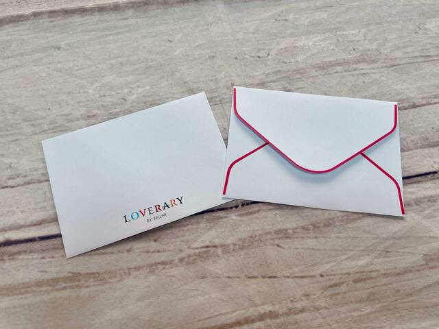 ラブラリーバイフェイラーの封筒はピンクの縁取りでポップな印象です