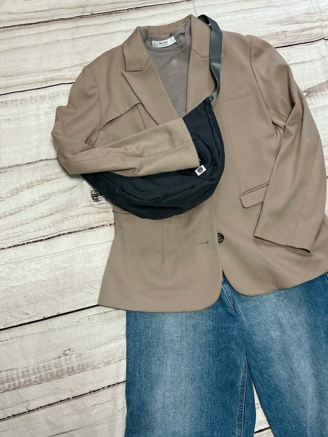 カジュアルなジャケットスタイルにも合います!ストラップは短めにしてボディバッグ風に持っても◎