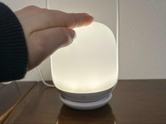 【ニトリ　停電時に光るLEDランタン】上部を2回タッチするとライトが点灯する仕組み。消灯した状態でスタンドから持ち上げるだけでも明かりがつきます！