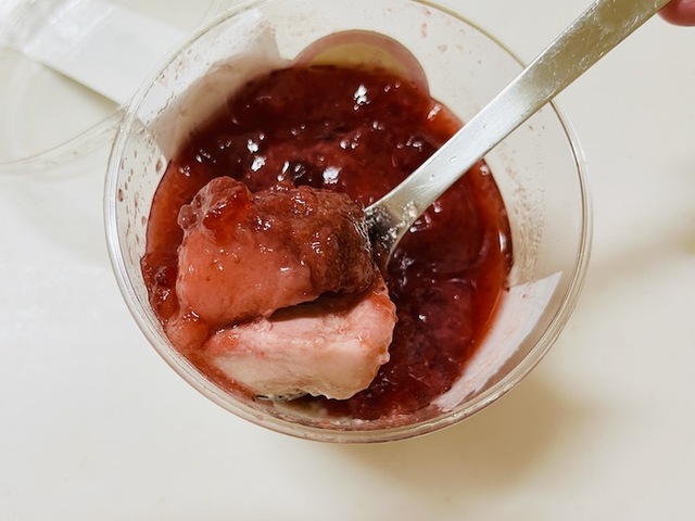 【成城石井】『苺づくしのベリーレアチーズ』399円（税抜）／フルーティーな苺となめらかなレアチーズが絶妙！