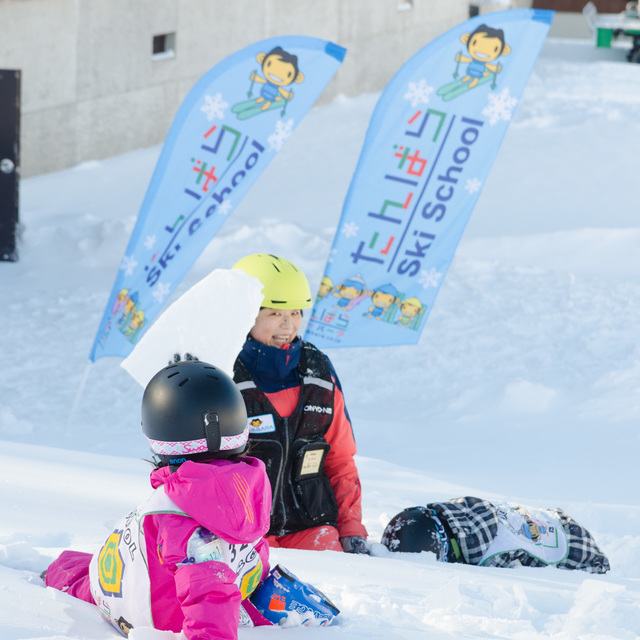 いきなり雪遊び!? 準備運動も楽しく｜たんばらスキーパーク「TAMBARA SKI SCHOOL」