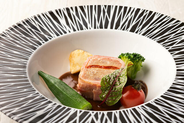 「自家製ハンバーグ ミートローフ風」＜期間：2025年7月1日～8月31日＞【“マンゴーとココナッツのケーキ”や“スペシャルなかき氷”も登場！オリエンタルホテル広島「夏のデザートブッフェ付きランチ」開催！】