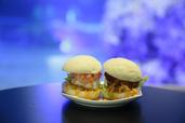 クラゲをイメージしたカラージェリーバーガーセット(680円)。併設のカフェで飲食可能。