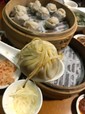 小籠包は生姜の千切りといっしょに食べるとさっぱりする（盛園絲瓜小籠湯包）