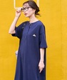 【KELTY×FREAK'S STORE「別注 ヘンリーネック ボタン 半袖 ワンピース」￥9,999】首回りがすっきりとした印象になるヘンリーネックデザイン