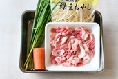 【ワンパン！石焼風ビビンバ】食材は豚こま肉、もやし、にら、にんじんなど