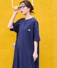 【KELTY×FREAK'S STORE「別注 ヘンリーネック ボタン 半袖 ワンピース」￥9,999】首回りがすっきりとした印象になるヘンリーネックデザイン
