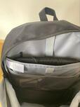 【adidas チーム バックパック 35 L】内側背面には独立したPCスリーブがあり、ノートPCを安全に収納可能。15インチくらいまでは問題なさそう！
