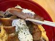 【ロピア てりタルチキン丼】断面から伝わるジューシー感に思わずにんまり！