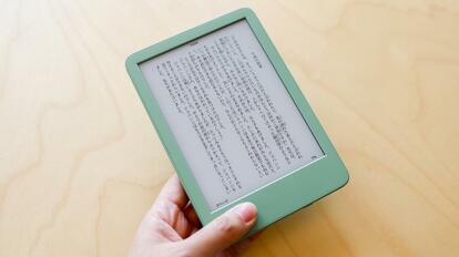 紙の本との使い分けもおすすめ。「片手サイズのKindle」で、隙間時間の