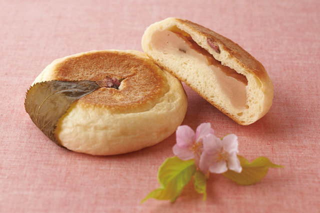 「桜の葉あんぱん」1個280円（税別）／グランド ハイアット 東京　フィオレンティーナ ペストリーブティック〈東京 六本木〉