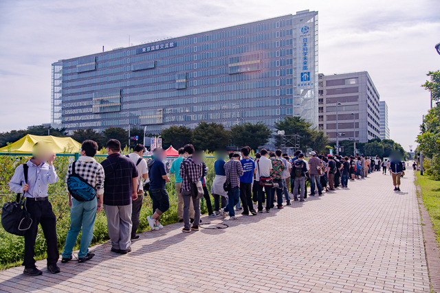 「痛Gふぇすたinお台場2015」開始前の行列の様子