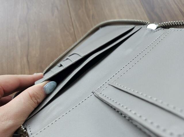 【BAYFLOW　多機能キースターミニウォレットショルダー2】収納スペースは大きく2つ！右側には7枚分のカードホルダーと、お札を折らずに入れられるポケットが2つあります