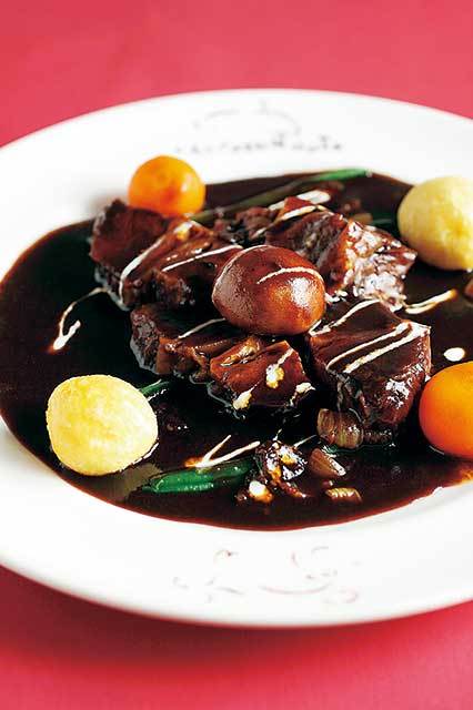 レストラン シャポールージュ（東京／吉祥寺） ビーフシチュー 1480円（税別） 伝統のデミソースで煮込まれた牛バラ肉は、口の中でホロリと崩れるほどやわらかい。