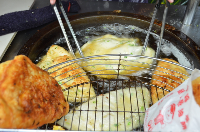 『黄福龍脆皮蔥油餅』の前に並んでいると、眼の前で次々と蔥油餅が膨らんでいく様子を見ることができて楽しい