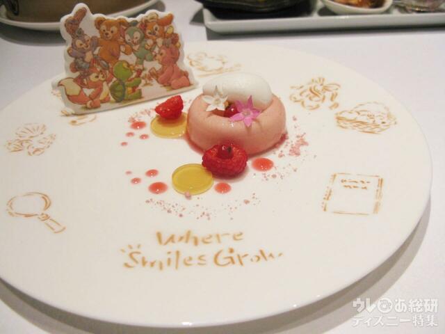 桃のムースとシナモン香る桃のコンポート ライチソルベ【“ダッフィー&フレンズのウェア・スマイル・グロウ” カントニーズランチ】