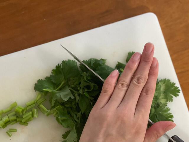 【優食　豆腐干】手順1．パクチーを切る