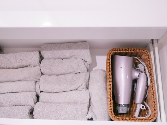 【ベルメゾン 洗えるラタン調収納バスケット ブラウン |¥1,980~4,790 (税込)】髪の毛やほこりが溜まっても、丸洗いできて衛生的!