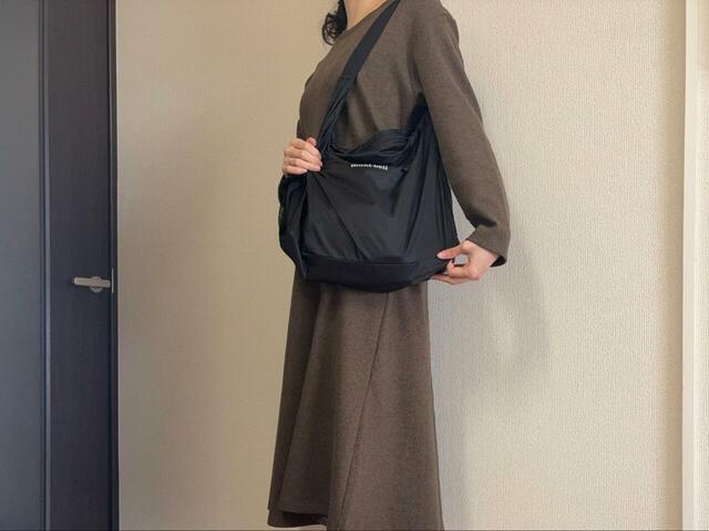 【モンベル　ポケッタブル　ライトショルダーL】肩掛けと斜め掛けの2wayで使えます♪