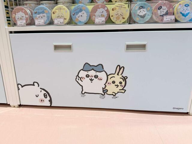 レンタサイクル編からのワンシーン。自分だけ自転車に乗れないことを言い出せないちいかわが切ない…！