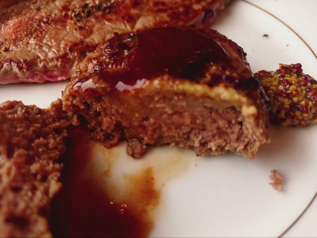 【川崎日航ホテル「ナトゥーラ」鉄板焼きサーロインステーキ食べ放題&サマーブッフェ】ハンバーグの断面