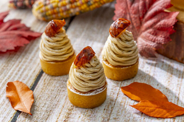 「阿蘇栗モンブランタルト」＜期間：2025年9月1日～11月14日＞【クリーミーで濃厚な生牡蠣を堪能する「オイスターステーション」登場！日本の秋の味覚が大集合するランチビュッフェ！】