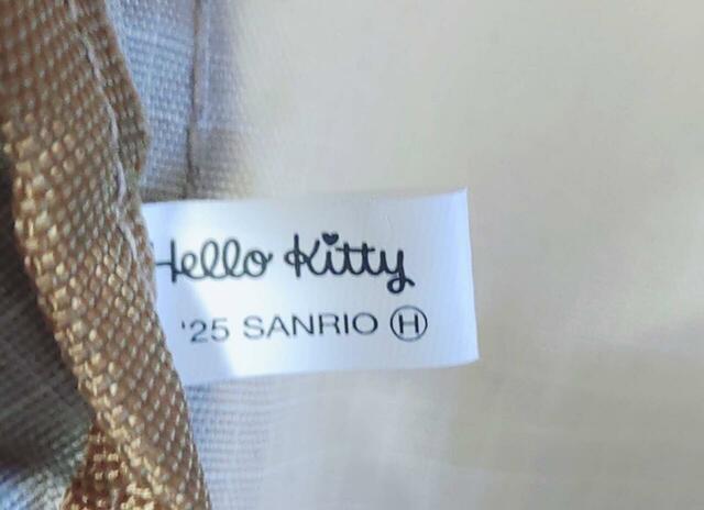 「HELLO KITTY」のロゴタグがさりげなくあしらわれている