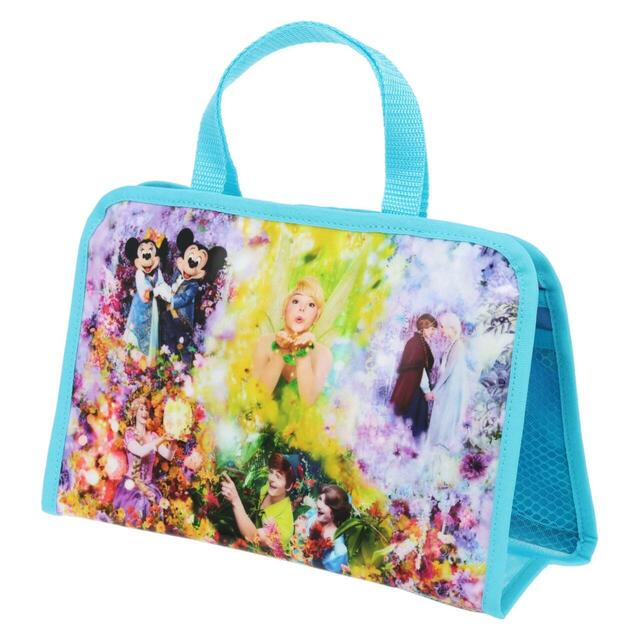 スパバッグ 2,600円｜東京ディズニーリゾート・フォトグラフィープロジェクト「イマジニング・ザ・マジック」グッズ｜販売店舗：東京ディズニーランド「ギャグファクトリー／ファイブ・アンド・ダイム」、東京ディズニーシー「エンポーリオ」｜発売日：2026年3月6日（金）