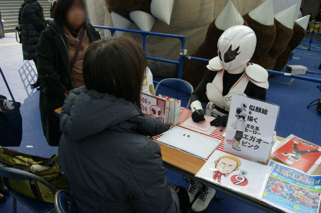 似顔絵を描く正義の味方「エガオーピンク」