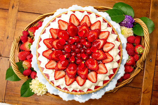 【キル フェ ボン「ラズベリーとバニラのタルト」】whole (17cm) ￥5,680 (25cm) ￥10,908／赤いフルーツとバニラ風味のクリームでバラの花をイメージして仕上げたタルト