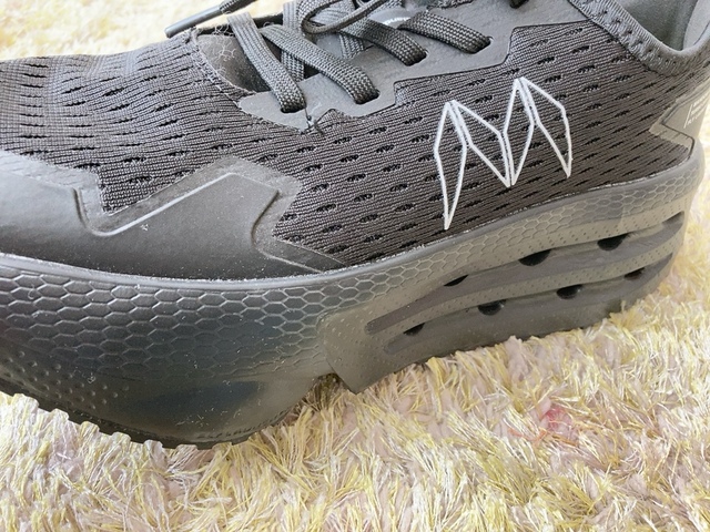 【ワークマン マンダムフライギアドライランチャー】サイドにはマンダムの「M」をイメージした幾何学的な模様が