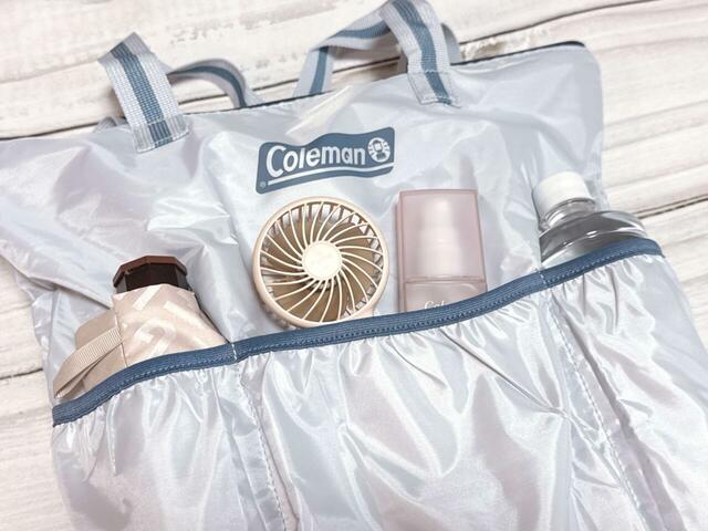 【Coleman付録：撥水加工バッグ】外側のポケットは深さがあるので、550mLのペットボトルや折りたたみ傘もすっぽり収納可能！