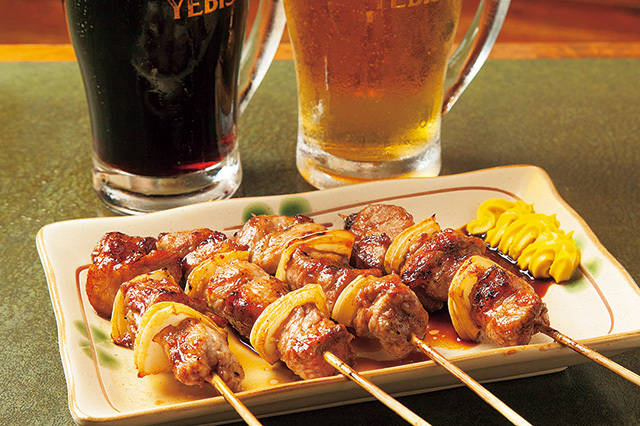 居酒屋 久助（北千住） 室蘭やきとり 1本180円／エビス生ビール（中） 1杯480円 ジューシーな豚肉とほんのり甘い玉ねぎは相性抜群で、ビールもグイグイ進む。