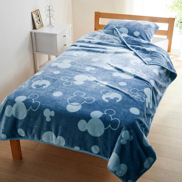 あったかなめらかな２枚合わせ毛布「ミッキーモチーフ」｜￥3,990～￥11,900（税込）