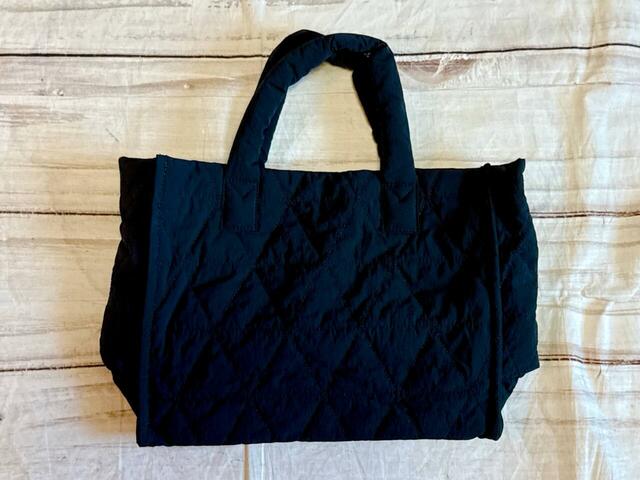 背面は装飾やポケットなどはないシンプルなデザイン