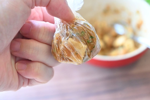 【味噌の保存方法】味噌、だし、具材をラップに包んで丸めておくだけで作れる「味噌玉」
