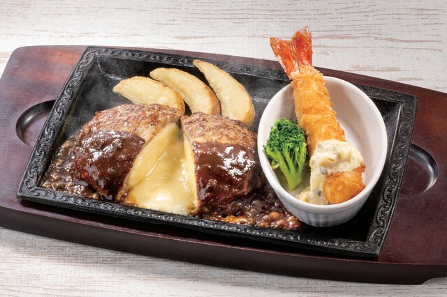 「チーズINハンバーグ＆プリプリ大エビフライ」＜クーポン価格：999円（税込）＞【ガストはハンバーグセットが“300円引き”！バーミヤンは餃子が“半額”！すかいらーく12ブランド全店にお年玉クーポン登場！】