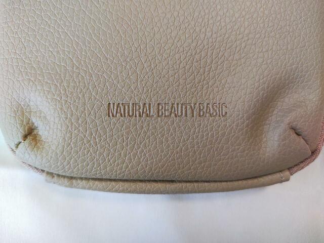 【NATURAL BEAUTY BASIC（ナチュラルビューティーベーシック）ガバッと開くスマホポーチ】控えめなロゴが上品