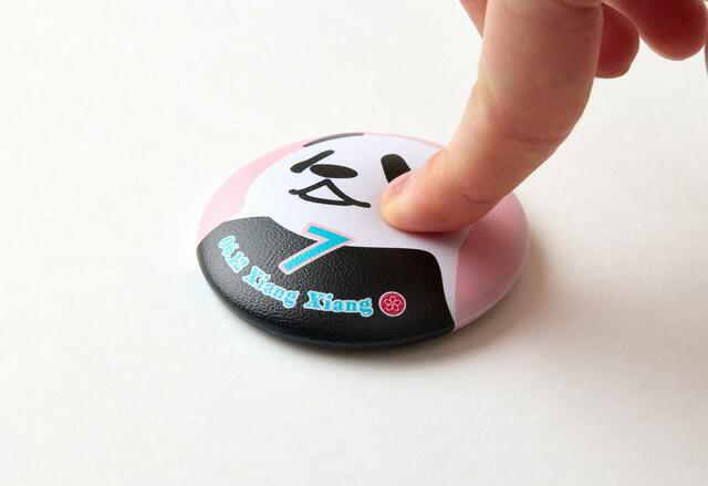 『上野パンダファミリー 誕生日記念 ぷにぷに缶バッジ（シャオシャオ・レイレイ/シャンシャン）』 各550円（税込）サイズ：直径56mm