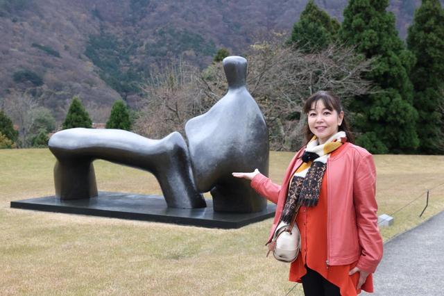 ヘンリー・ムーア「横たわる像」（アーチ状の足）