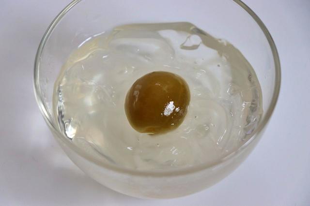 入っているのは梅の甘露煮です