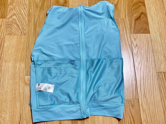 【ユニクロ エアリズムUVカットメッシュパーカ（長袖）】次にフードと袖を内側にたたむ