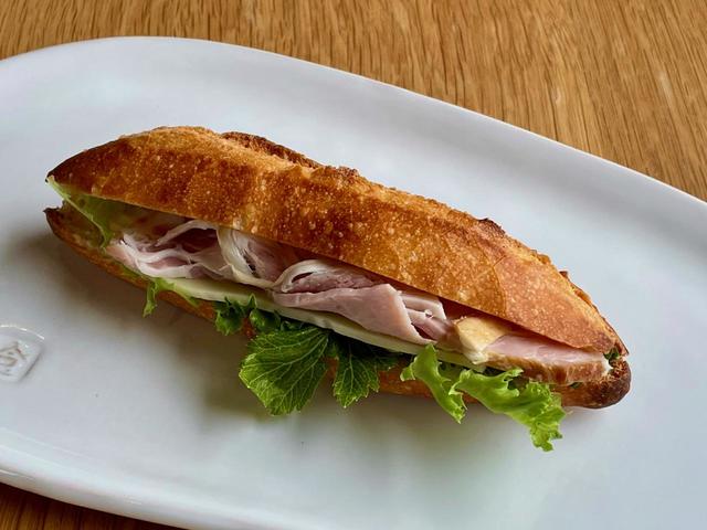【La Maison du Pain KURIHARA（ラ・メゾン・デュ・パン クリハラ）】「茨城ロースハムとマリボーチーズのカスクルート」。ミニバゲットがうまいので、サンドイッチにすると数倍おいしくなる