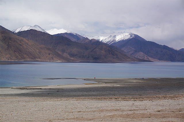 写真中央。湖に細く突き出している浅瀬のような部分が『きっと、うまくいく』のラストシーンの舞台。