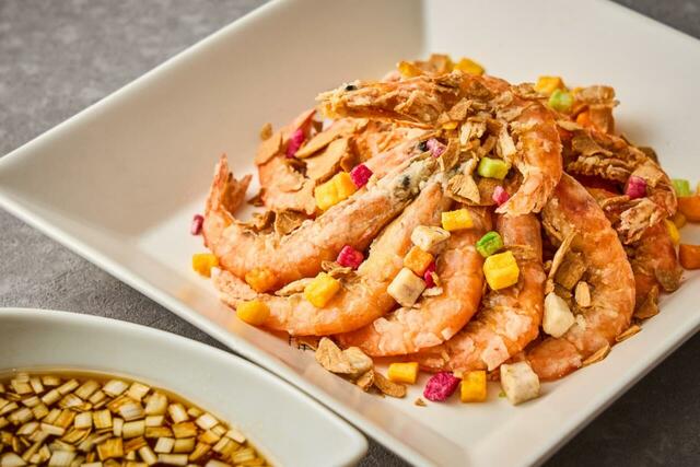 「ソフトシェルシュリンプの揚げ物 油淋ソース添え」＜期間：2025年12月20日～12月25日＞【心ときめくクリスマスメニュー＆こだわり料理がお出迎え！ホテルメトロポリタン「クリスマススペシャル ビュッフェ」で特別なひととき♪】