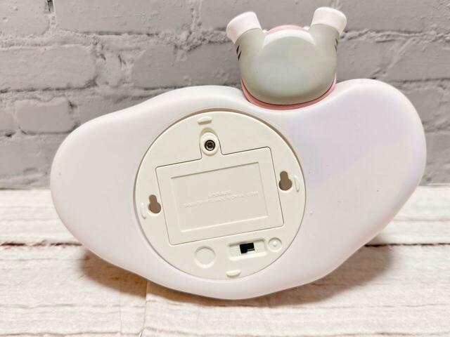 【⼀番くじ mofusand／A賞：にゃんこのおやすみルームライト】底部に電池を入れるスペースあり（単4電池3本）。電池は別売りです