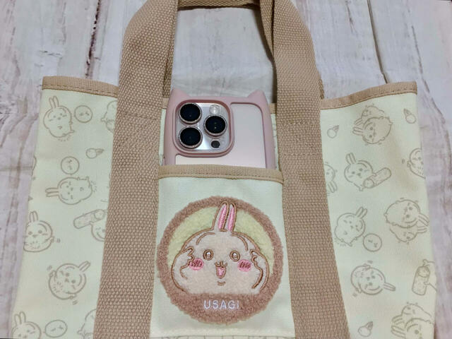 前面のポケットにはスマホが収納可能